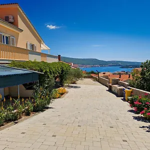 Sandra , Kornić Kroatien